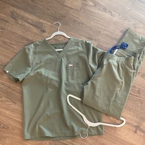 Figs Men's L scrub set